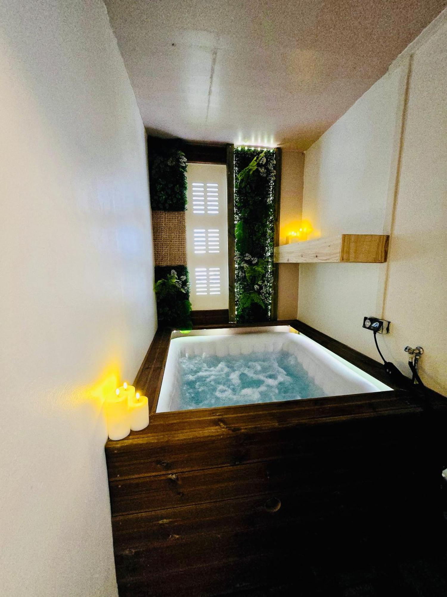 Fridhome Jacuzzi Parking Wifi Fibre 2Min Tram ブルージュ 部屋 写真